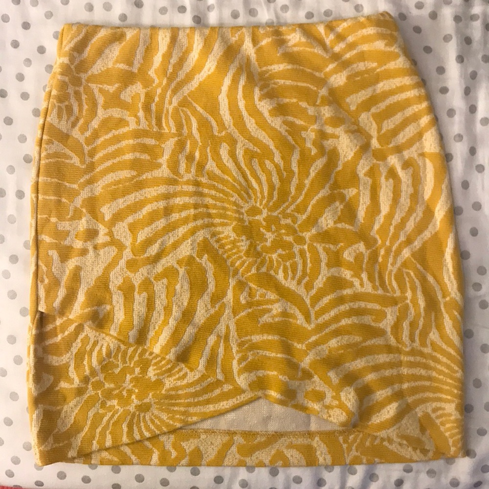 Abstract pattern mini skirt